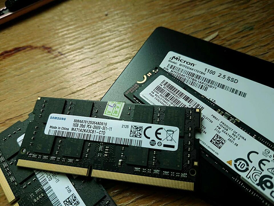 다양한 형태의 솔리드 스테이트 드라이브(SSD)와 램 모듈