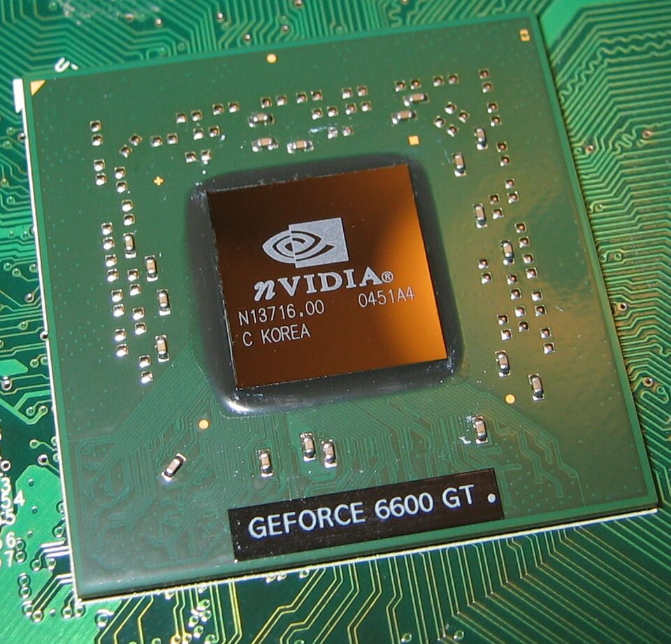 엔비디아 로고가 새겨진 지포스 6600 GT GPU