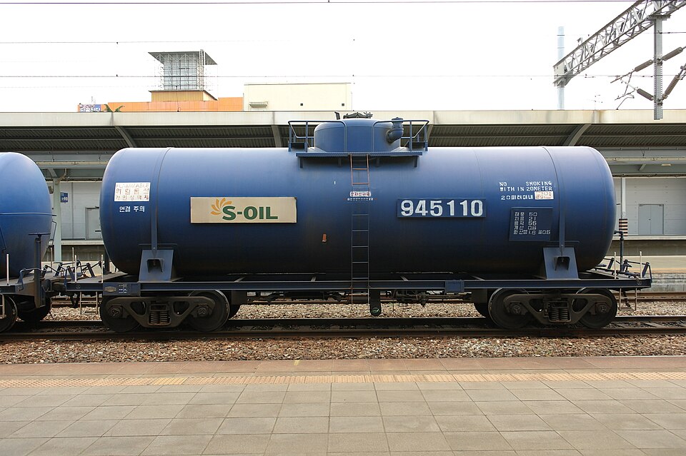 S-OIL 로고가 있는 파란색 유조 화차